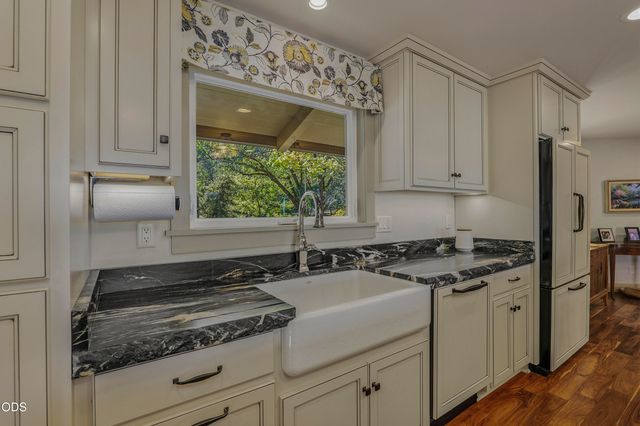 2564 Old Military Road, Central Point, OR 97502