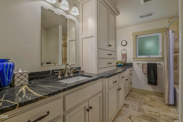 2564 Old Military Road, Central Point, OR 97502