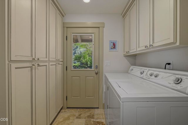 2564 Old Military Road, Central Point, OR 97502