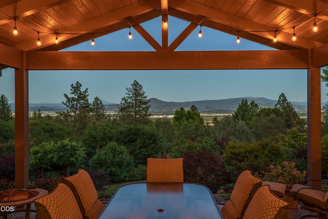 2564 Old Military Road, Central Point, OR 97502