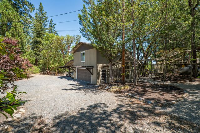 2564 Old Military Road, Central Point, OR 97502