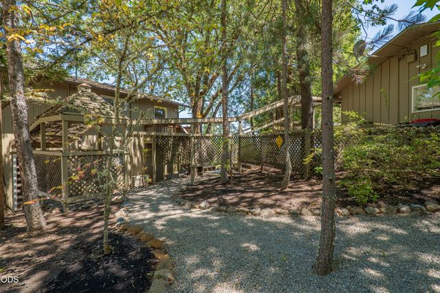 2564 Old Military Road, Central Point, OR 97502