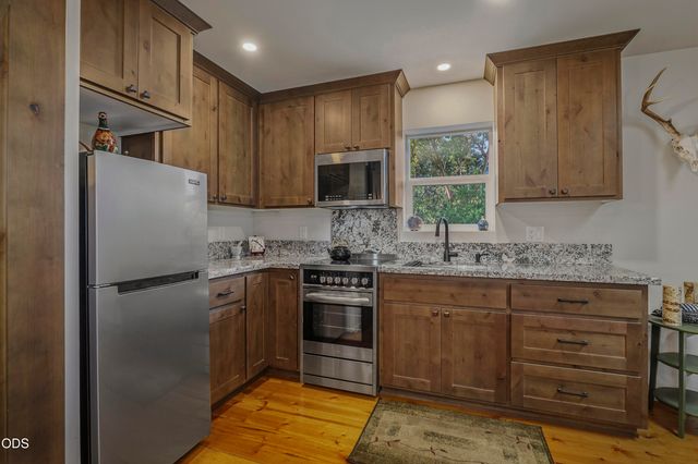 2564 Old Military Road, Central Point, OR 97502