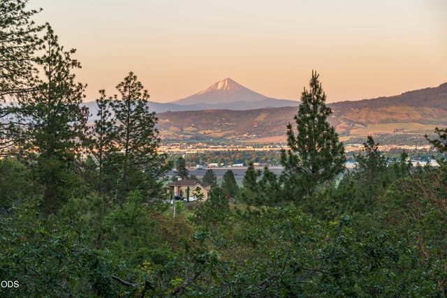 2564 Old Military Road, Central Point, OR 97502