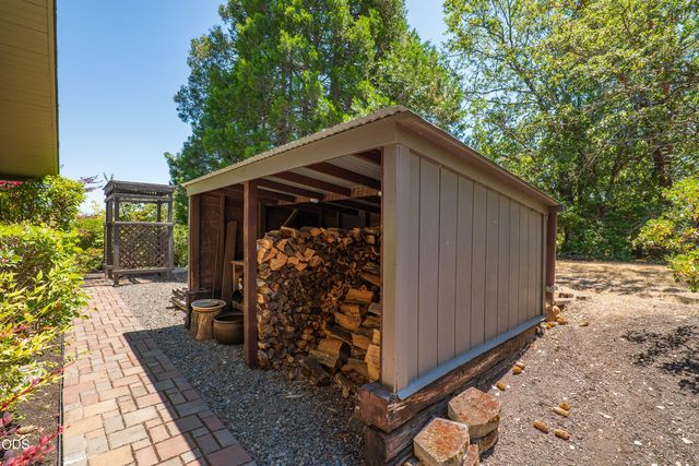 2564 Old Military Road, Central Point, OR 97502