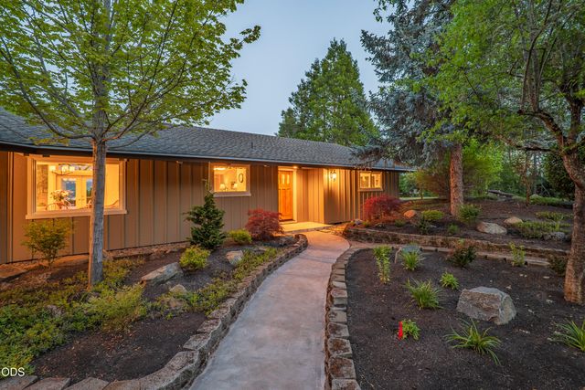 2564 Old Military Road, Central Point, OR 97502