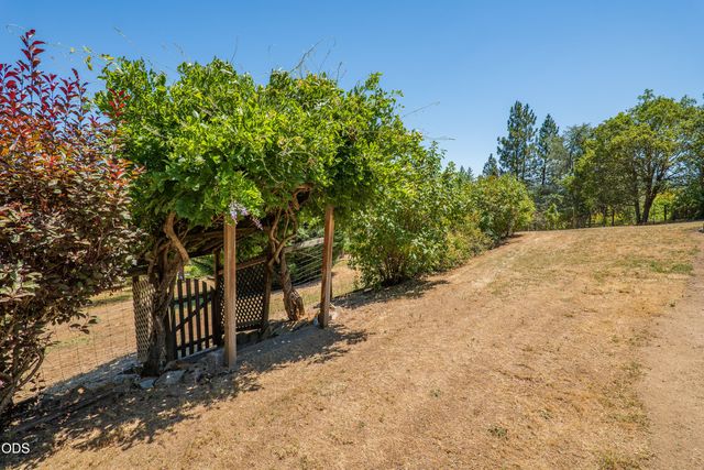 2564 Old Military Road, Central Point, OR 97502
