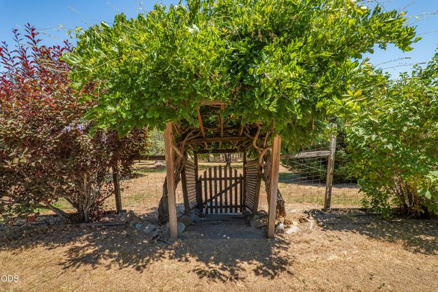 2564 Old Military Road, Central Point, OR 97502
