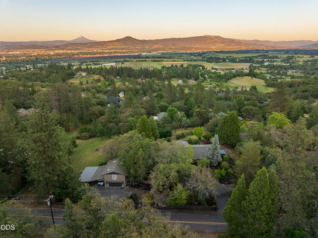 2564 Old Military Road, Central Point, OR 97502