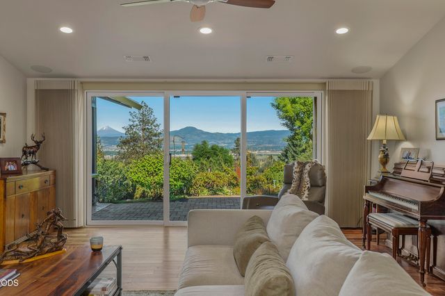 2564 Old Military Road, Central Point, OR 97502