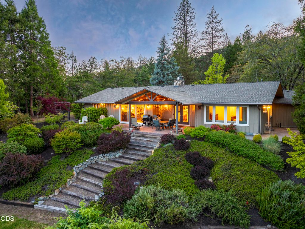 2564 Old Military Road, Central Point, OR 97502