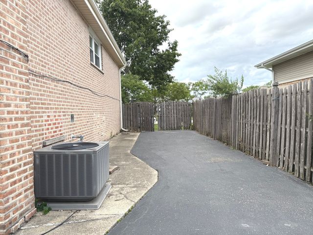 6259 W 91st Place, Oak Lawn, IL 60453