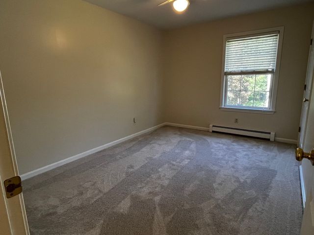 8 Pinewood Rd, Amesbury, MA 01913