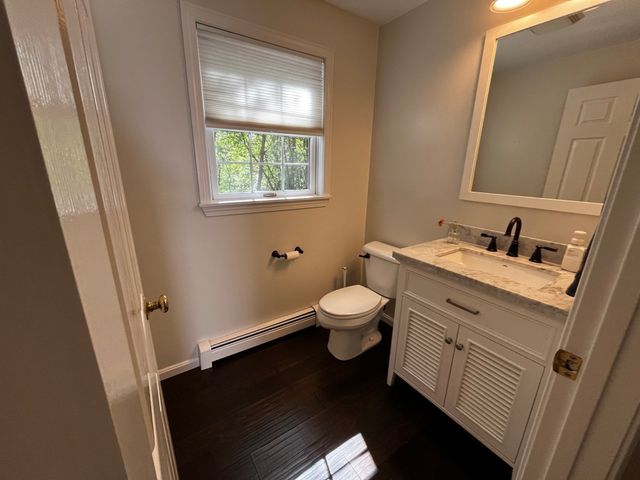 8 Pinewood Rd, Amesbury, MA 01913