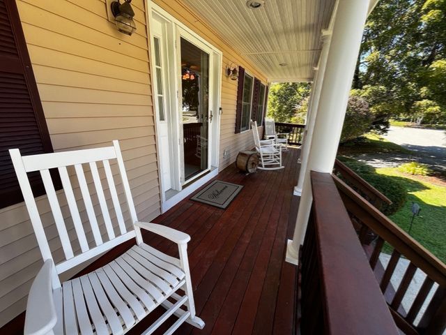 8 Pinewood Rd, Amesbury, MA 01913