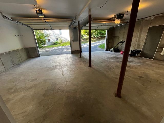 8 Pinewood Rd, Amesbury, MA 01913