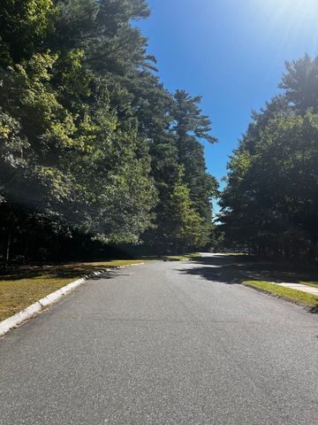 8 Pinewood Rd, Amesbury, MA 01913