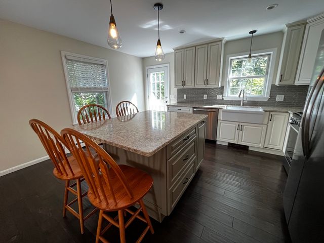 8 Pinewood Rd, Amesbury, MA 01913