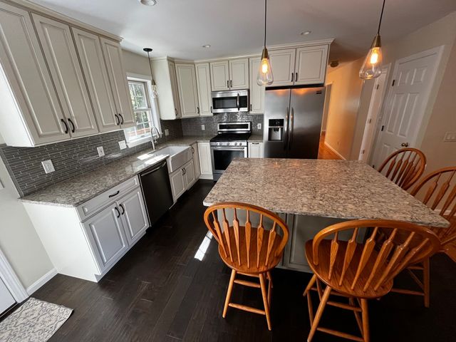 8 Pinewood Rd, Amesbury, MA 01913