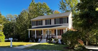 8 Pinewood Rd, Amesbury, MA 01913