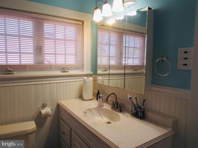 306 S STATE RD, Upper Darby, PA 19082