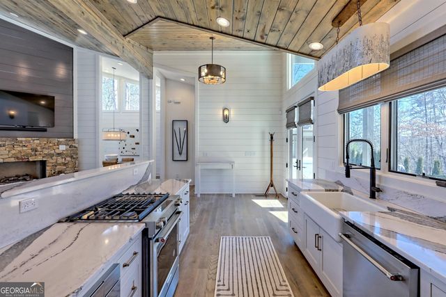 132 Summit Ridge Drive, Clarkesville, GA 30523