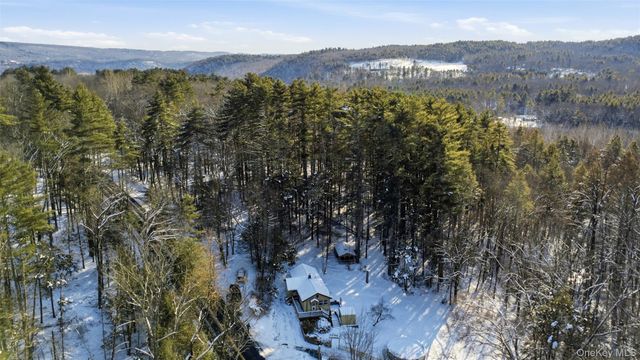 265 Oakland Valley Road, Cuddebackville, NY 12729