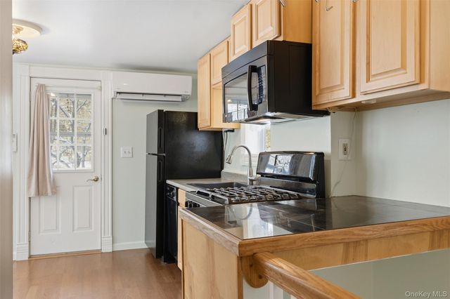 265 Oakland Valley Road, Cuddebackville, NY 12729