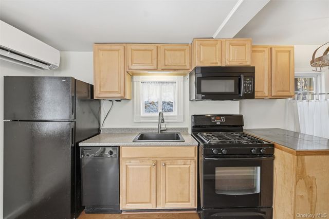 265 Oakland Valley Road, Cuddebackville, NY 12729