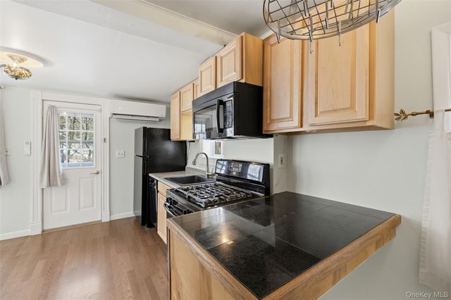 265 Oakland Valley Road, Cuddebackville, NY 12729