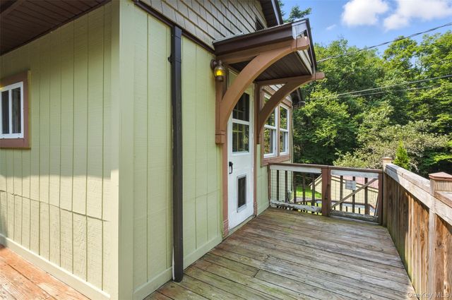 265 Oakland Valley Road, Cuddebackville, NY 12729