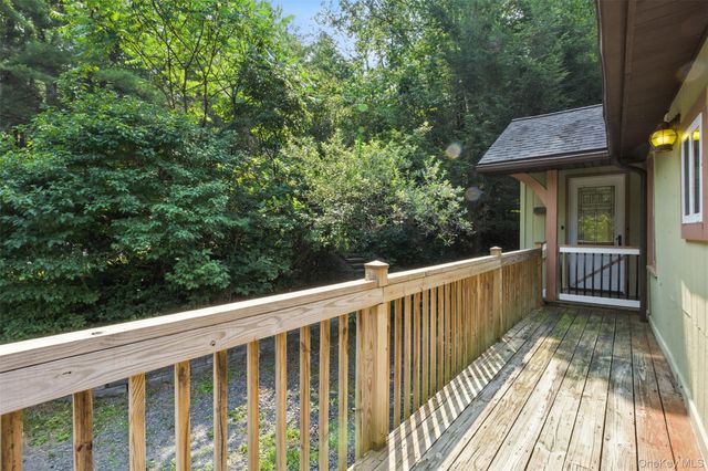 265 Oakland Valley Road, Cuddebackville, NY 12729