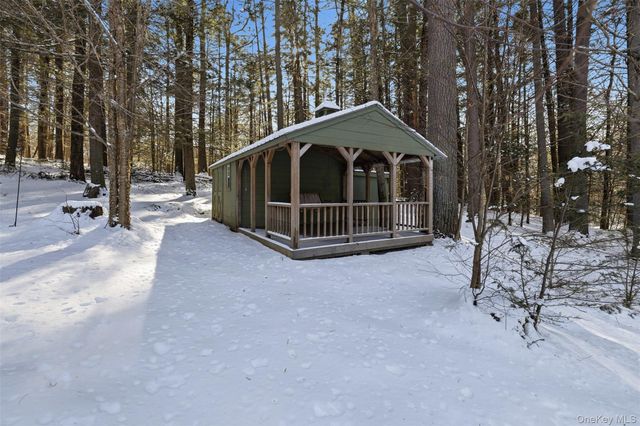 265 Oakland Valley Road, Cuddebackville, NY 12729