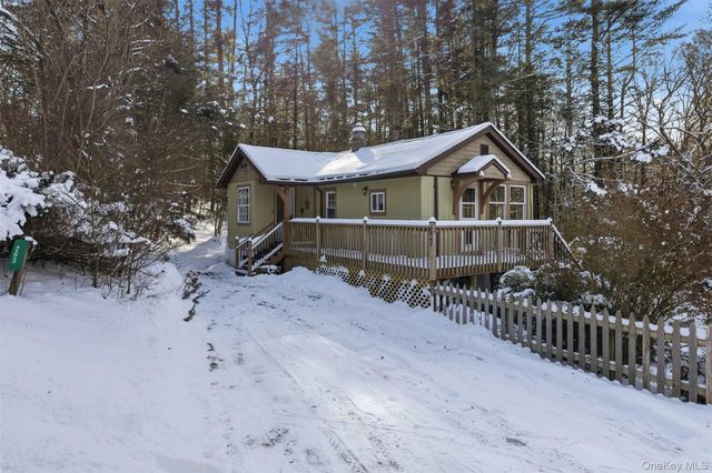 265 Oakland Valley Road, Cuddebackville, NY 12729