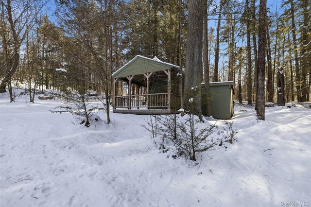 265 Oakland Valley Road, Cuddebackville, NY 12729