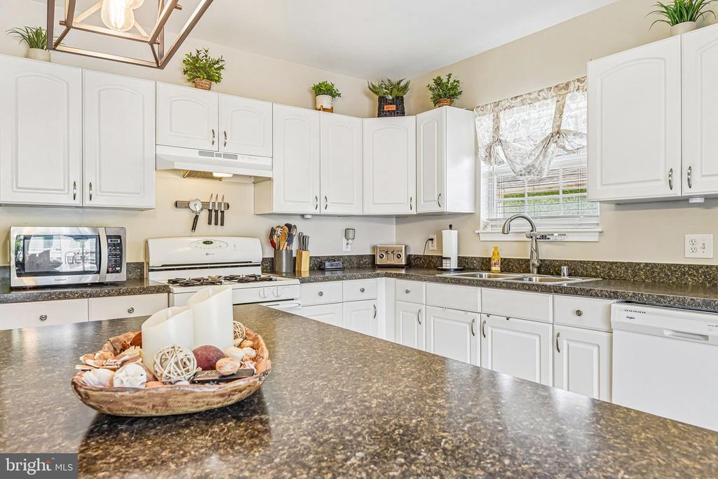 Image 5 of property listing at 7 GOELLER AVE, Essex, MD 21221