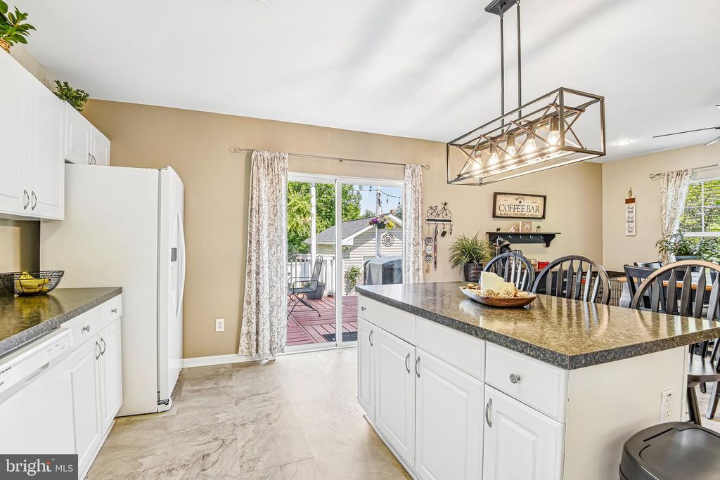 Image 6 of property listing at 7 GOELLER AVE, Essex, MD 21221