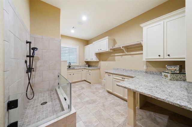 18 Rugged Lark Circle, Tomball, TX 77377