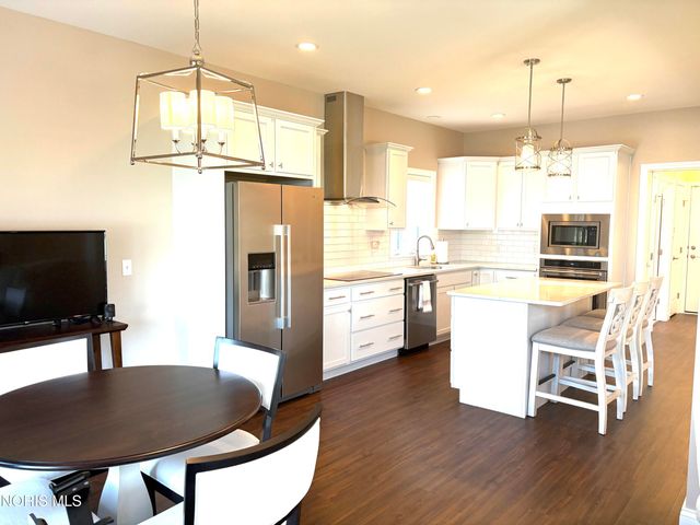 1812 Hidden Ridge Drive, Perrysburg, OH 43551