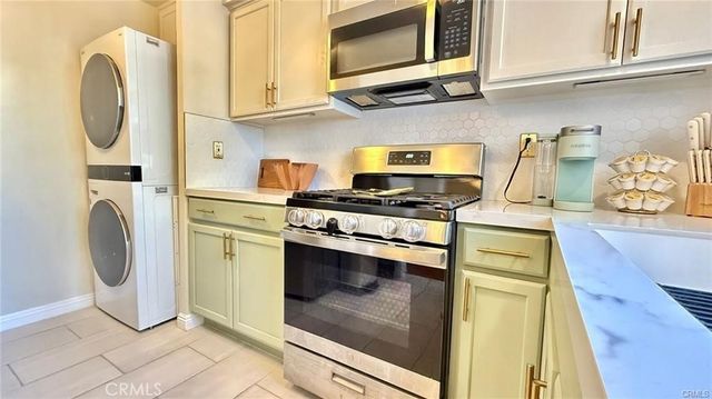18350 Hatteras 176, Tarzana, CA 91356