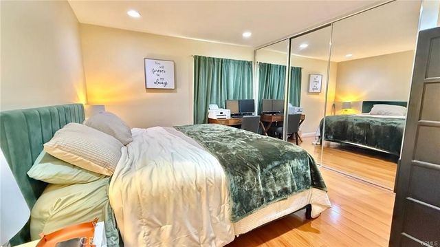 18350 Hatteras 176, Tarzana, CA 91356