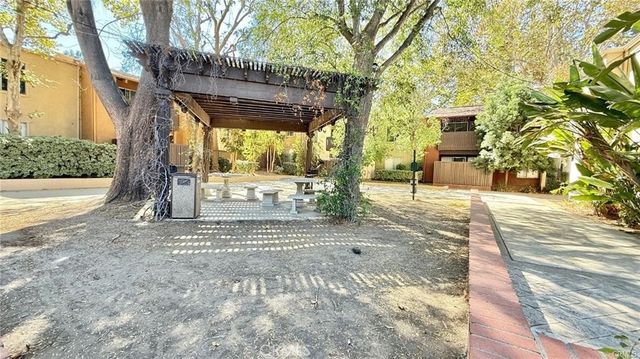 18350 Hatteras 176, Tarzana, CA 91356