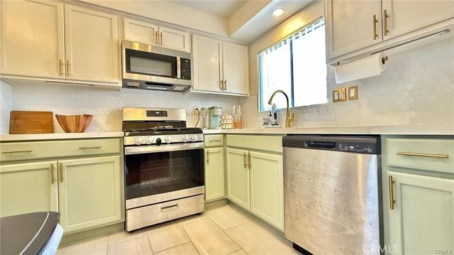 18350 Hatteras 176, Tarzana, CA 91356