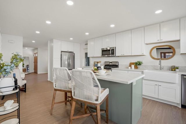 8821 Covina, San Diego, CA 92126