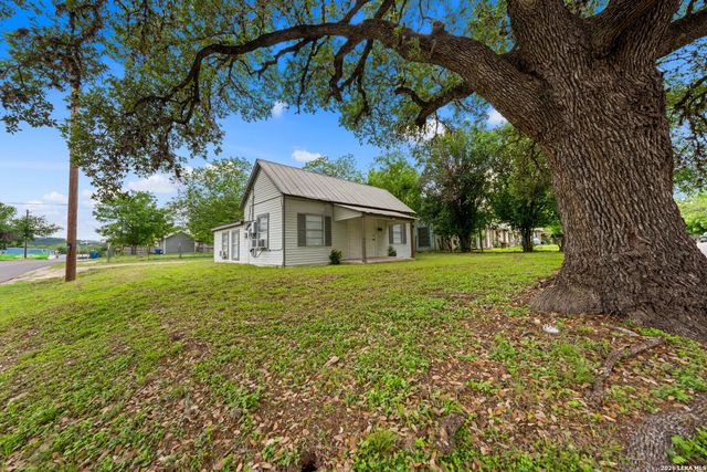 1421 Park St, Kerrville, TX 78028