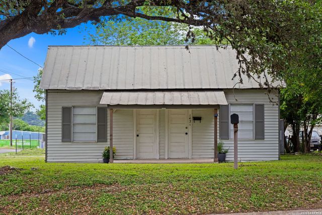 1421 Park St, Kerrville, TX 78028