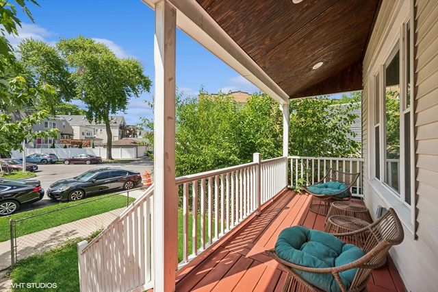 3067 N GRESHAM Avenue, Chicago, IL 60618