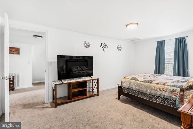 8914 BROOKDALE RD, Breinigsville, PA 18031