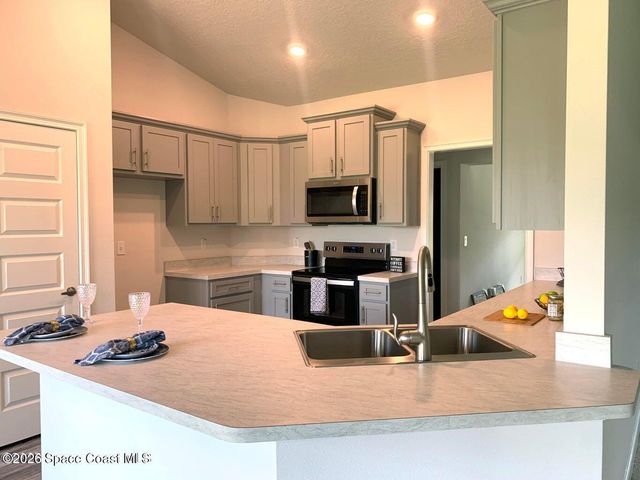 483 Oakleaf Street SW, Palm Bay, FL 32908