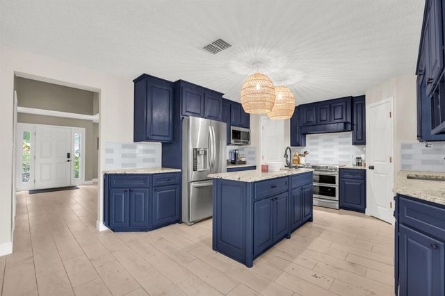2566 12TH Square SW, Vero Beach, FL 32968